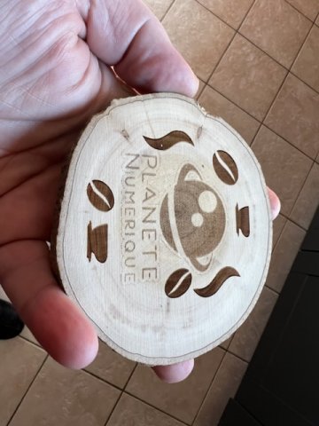 La gravure sur bois fait facilement. Ici mon image logo aurait du être corrigée en contraste