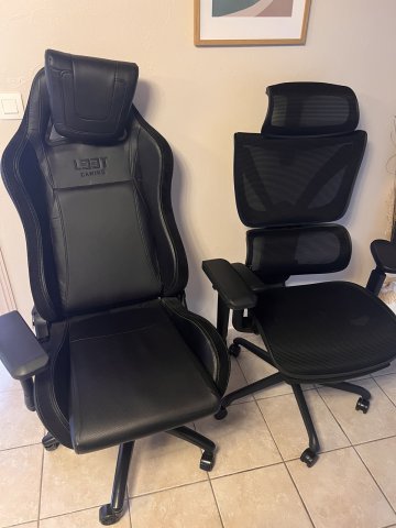 À côté d'un fauteuil gaming traditionnel