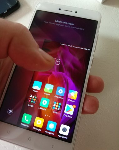 Le mode une main fabrique un mini smartphone