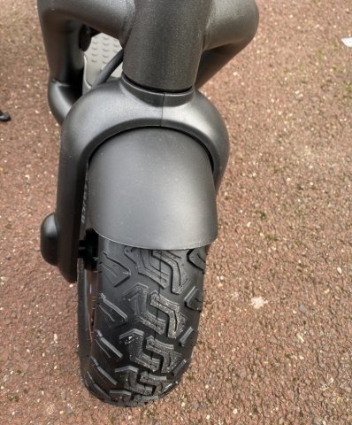 Les roues 10 pouces gonflables font la différence en matière de confort et tenue de route