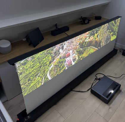 Test écran motorisé de sol Nothing Projector Matte White, polyvalent et de qualité, bien moins cher que vous ne le pensez