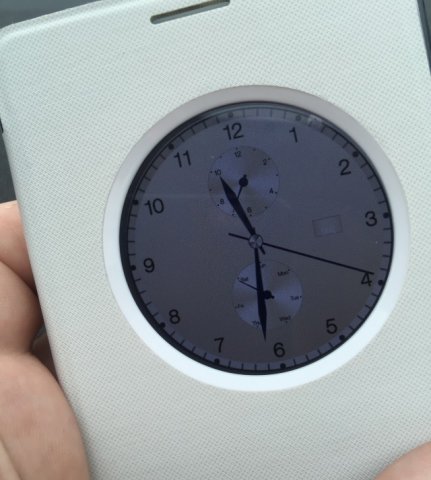 Très sympatique, l'horloge lors de la fermeture de la pochette officielle