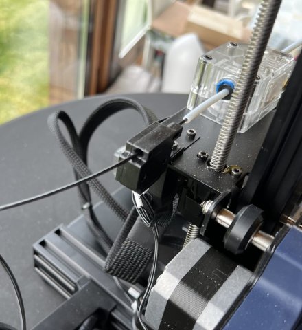 Le capteur de fin de filament est bien positionné